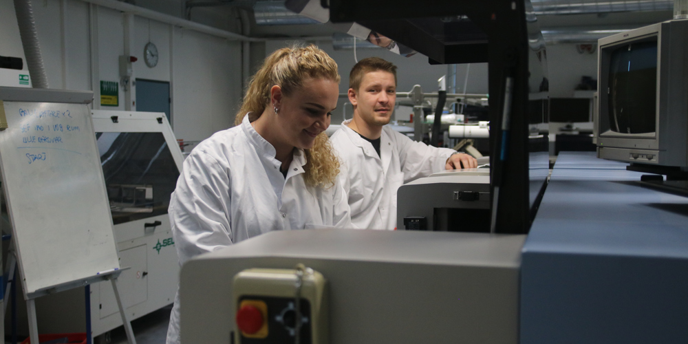 Foto AMU Nordjylland: to elever ved en maskine