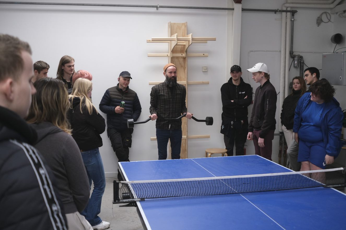 Elever og underviser præsentere de indendørs træningsfaciliteter